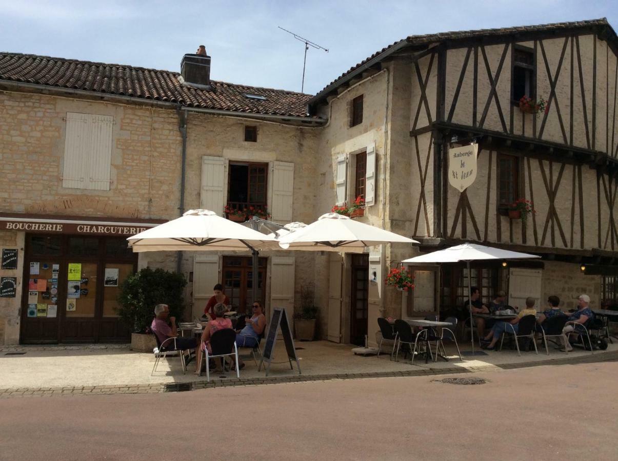 La Vieille Maison Rose Bed & Breakfast Nanteuil-en-Vallée Dış mekan fotoğraf