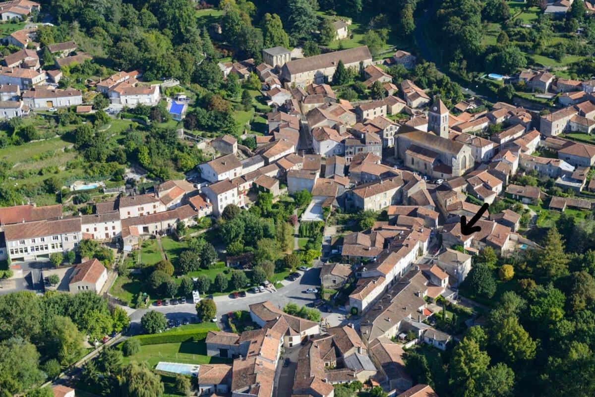 La Vieille Maison Rose Bed & Breakfast Nanteuil-en-Vallée Dış mekan fotoğraf