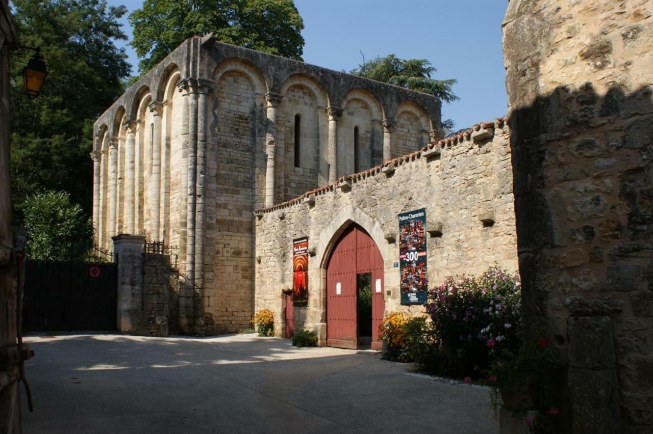 La Vieille Maison Rose Bed & Breakfast Nanteuil-en-Vallée Dış mekan fotoğraf